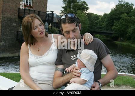 Papa und Mama mit baby Stockfoto