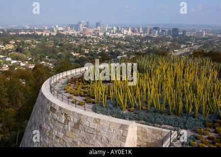 Blick auf Kakteen und Westwood aus The Getty center Stockfoto