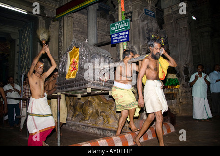 Am Abend Prozession tragen Shiva zum Schlafzimmer von Meenakshi, Meenakshi-Tempel, Madurai, Tamil Nadu, Indien Stockfoto