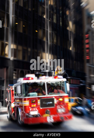 Ein New York Fire Engine Beantworten eines 911 Notruf in der Nähe von Times Square, New York Stockfoto