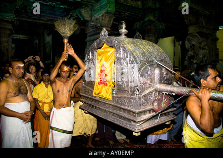 Am Abend Prozession tragen Shiva zum Schlafzimmer von Meenakshi, Meenakshi-Tempel, Madurai, Tamil Nadu, Indien Stockfoto