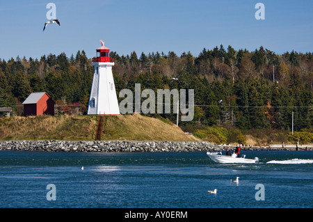 Kleines Fischerboot vorbei Muhholland Point Lighthouse auf Passamaquoddy Bay New Brunswick, Kanada Stockfoto