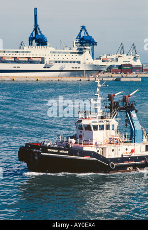 Meer, Abend, Wake, Wellen, Mann, Wasser, Schaum, kleines Boot, Hafen, großes Boot, weiß Stockfoto