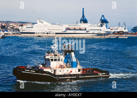 Meer, Abend, Wake, Wellen, Mann, Wasser, Schaum, kleines Boot, Hafen Stockfoto