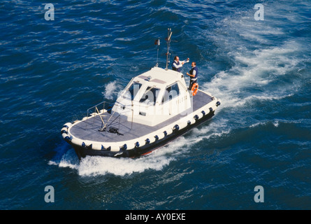 Meer, Abend, Wake, Wellen, Mann, Wasser, Schaum, kleines Boot Stockfoto