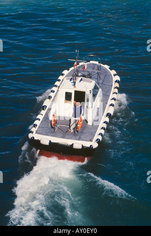 Meer, Abend, Wake, Wellen, Mann, Wasser, Schaum, kleines Boot Stockfoto