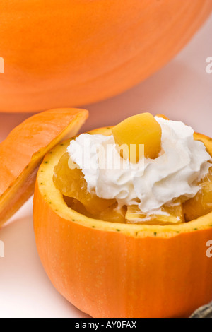 Ein Dessert, zubereitet mit gekochten Kürbissen, süßen Speisen aus der Nähe von oben, niemand fotografiert vertikale Hi-res Stockfoto