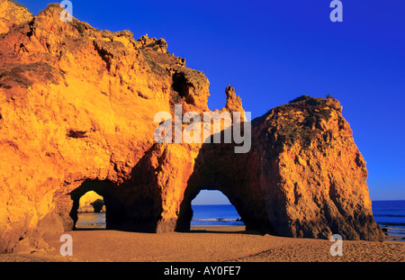 Klippen und Felsen am Strand Prainha Portimao Algarve Portugal Stockfoto