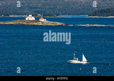 Angelboot/Fischerboot Segeln vorbei an Egg Rock Leuchtturm und Maine Lobster Bojen Mount Desert Island Stockfoto
