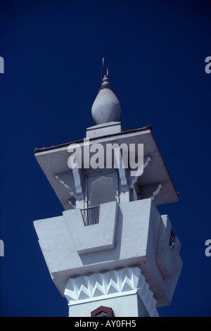 Detail eines Minarett-Top erschossen vor einem tiefblauen Himmel in Riyadh Saudi Arabien Nahost-Golfregion Stockfoto