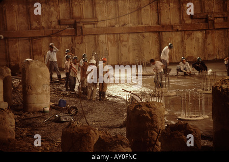 Jeddah Bauarbeiter auf der Baustelle bei Nacht Saudi Arabien Middle east Stockfoto