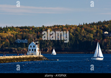 Segelboote Segeln vorbei an Rockland Wellenbrecher Leuchtturm Rockland Maine Stockfoto