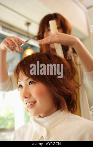 Junge Frau, die Haare schneiden Stockfoto