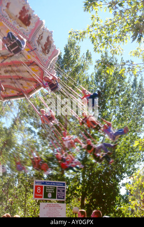 Eine digital verstärkte Erholung Bewegung geschossen von Fahrern wird schwang in der Luft bei einem örtlichen Vergnügungspark in Utah, USA. Stockfoto