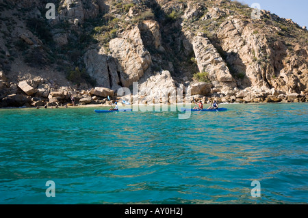 Kajakfahrer in der Nähe des Bogens am Morgen um Cabo San Lucus Mexiko Stockfoto