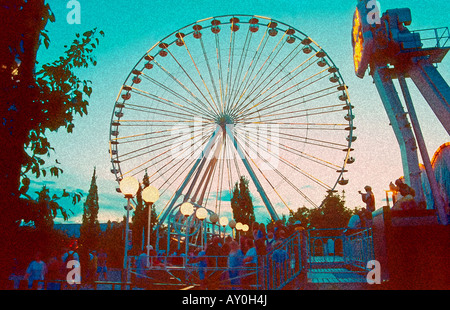 Eine künstlerische Interpretation der Lagune Vergnügungspark "Wolkenkratzer" Riesenrad in Farmington, Utah, USA in der Abenddämmerung. Stockfoto