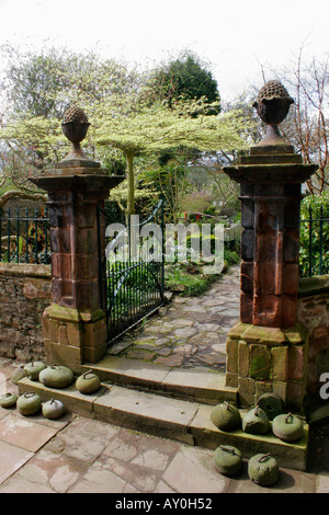 Alte Sandstein Tor Säulen mit Ananas Kreuzblumen in E ist ein Hornel Garten am Broughton House, Kirkcudbright, Dumfries und Galloway, Schottland Stockfoto