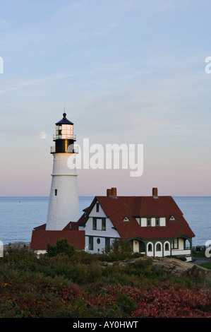 Portland Head Leuchtturm in der Abenddämmerung bei Vollmond in der Nähe von Cape Elizabeth, Maine Stockfoto