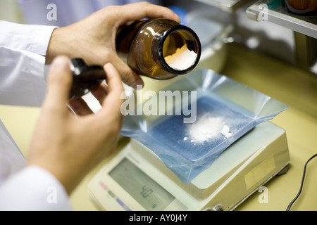 Apotheker Gießen Medizin aus Flasche Stockfoto