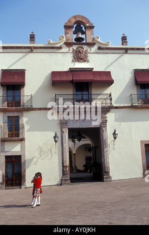 Zwei SchülerInnen stehen vor dem Palacio de Gobierno oder Casa De La Corregidora in Querétaro, Mexiko-Stadt Stockfoto