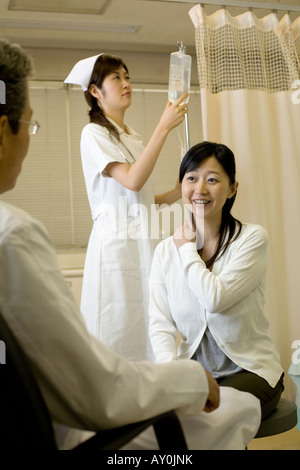 Untersuchenden Arzt-patient Stockfoto
