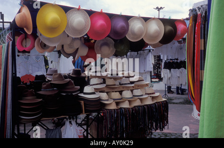 Stall mit traditionellen Hüte auf dem Markt in Otavalo in Ecuador Stockfoto