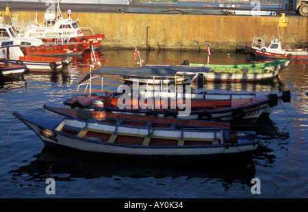 Der industrielle Hafen von Valparaiso in Chile mit kleinen Booten Stockfoto