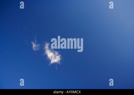Eine einsame Wolke vor blauem Himmel. Stockfoto