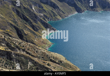 Vulkankrater gefüllt durch den smaragdgrünen See Quilotoa in der Nähe von Latacunga in der Provinz Cotopaxi in Ecuador Stockfoto