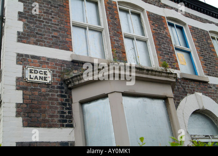 Menschenleer und Derelect Gebäude auf Edge Lane in Edge Hill Bezirk von Liverpool in Merseyside. Stockfoto