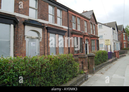 Menschenleer und Derelect Gebäude auf Edge Lane in Edge Hill Bezirk von Liverpool in Merseyside. Stockfoto