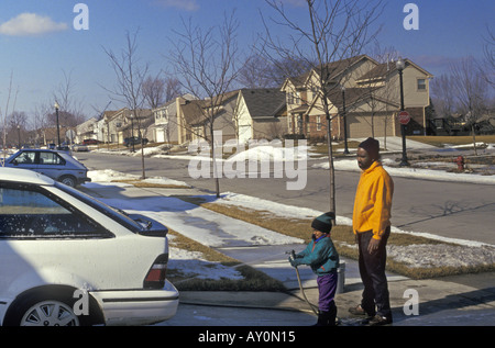 Junge hilft Papa Waschen Auto Stockfoto