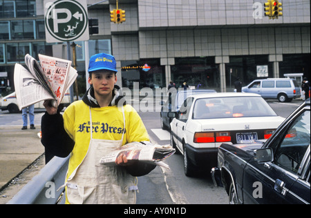 Detroit Michigan A Boy verkauft der Detroit Free Press auf den Straßen der Innenstadt von Detroit Stockfoto