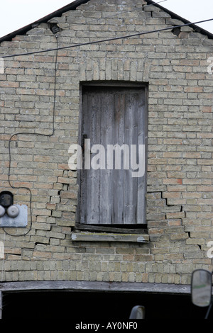 Verlassener Bauernhof Nebengebäude zu verkaufen als potenzielle residental Entwicklung Wand vom Zusammenbruch bedroht Stockfoto