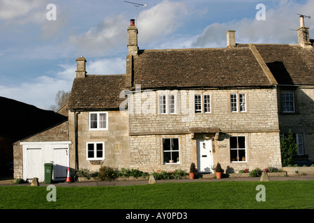 Häuser im Dorf Biddestone in Wiltshire Stockfoto
