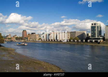 Blick auf die Themse von Millbank mit Blick auf den Albert Embankment Stockfoto