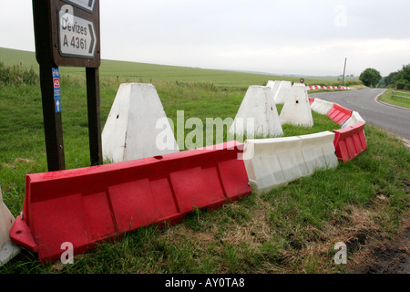 Temporäres Parken Beschränkungen Grünstreifen am Steinkreis von Avebury in Form von Kunststoff-Schranke und Beton Poller Stockfoto