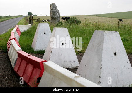Temporäres Parken Beschränkungen Grünstreifen am Steinkreis von Avebury in Form von Kunststoff-Schranke und Beton Poller Stockfoto