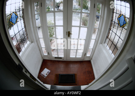 Lieferung von Junk-E-Mail liegen auf inneren Vorhalle vor der Haustür Stockfoto