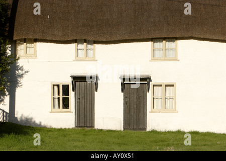 Terrassenförmig angelegten Bungalows neben Avebury Kirchhof Stockfoto
