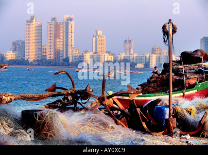 Worli Fischen Dorf Symbol von Mumbais Vergangenheit gegen die Zersiedelung der Prabha Devi Seaface im Hintergrund, Mumbai, Indien Stockfoto