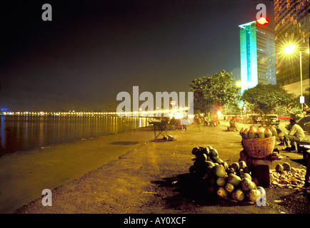 Marine Drive, nannte einmal die Königin Kette aufgereiht mit glitzernden Lichtern, die Straße. Mumbai Stockfoto