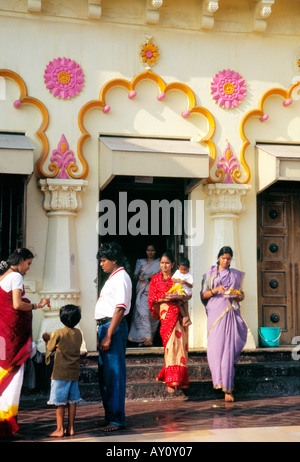 Frauen mit Schalen von Puja (rituelle Anbetung) Angebote aus Mahalakshmi Tempel Mumbai Maharashtra Indien Stockfoto