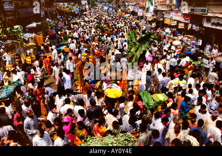 Wellen der Menschheit. Unvorstellbare Summen der Dadar West Street Market brodelt mit Massen von Käufern und Verkäufern. Mumbai Indien Asien Stockfoto
