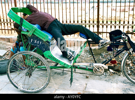 Rikscha Wallah nimmt ein Nickerchen in Alt-Delhi, Indien Stockfoto