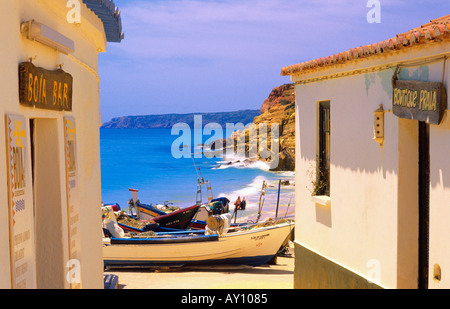 Street und der kleine Hafen von Salema natürlichen Park Costa Vicentina e Sudoeste Alentejano Lagos Algarve Portugal Stockfoto