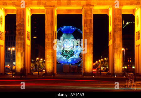 Brandenburger Tor Berlin Deutschland mit Fußball-Werbung für die Weltmeisterschaft 2006 in Deutschland Stockfoto