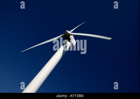 EINZELNE WINDKRAFTANLAGE GEGEN BLAUEN HIMMEL OVENDEN MOOR WEST YORKSHIRE ENGLAND GROßBRITANNIEN VEREINIGTES KÖNIGREICH UK Stockfoto