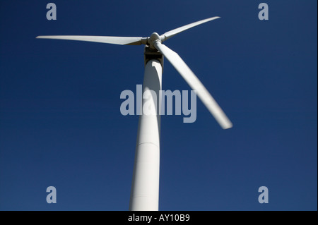 EINZELNE WEIßE WINDTURBINE GEGEN BLAUEN HIMMEL OVENDEN MOOR WEST YORKSHIRE ENGLAND GROßBRITANNIEN VEREINIGTES KÖNIGREICH UK Stockfoto