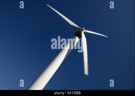 EINZELNE WEIßE WINDTURBINE GEGEN BLAUEN HIMMEL OVENDEN MOOR WEST YORKSHIRE ENGLAND GROßBRITANNIEN VEREINIGTES KÖNIGREICH UK Stockfoto